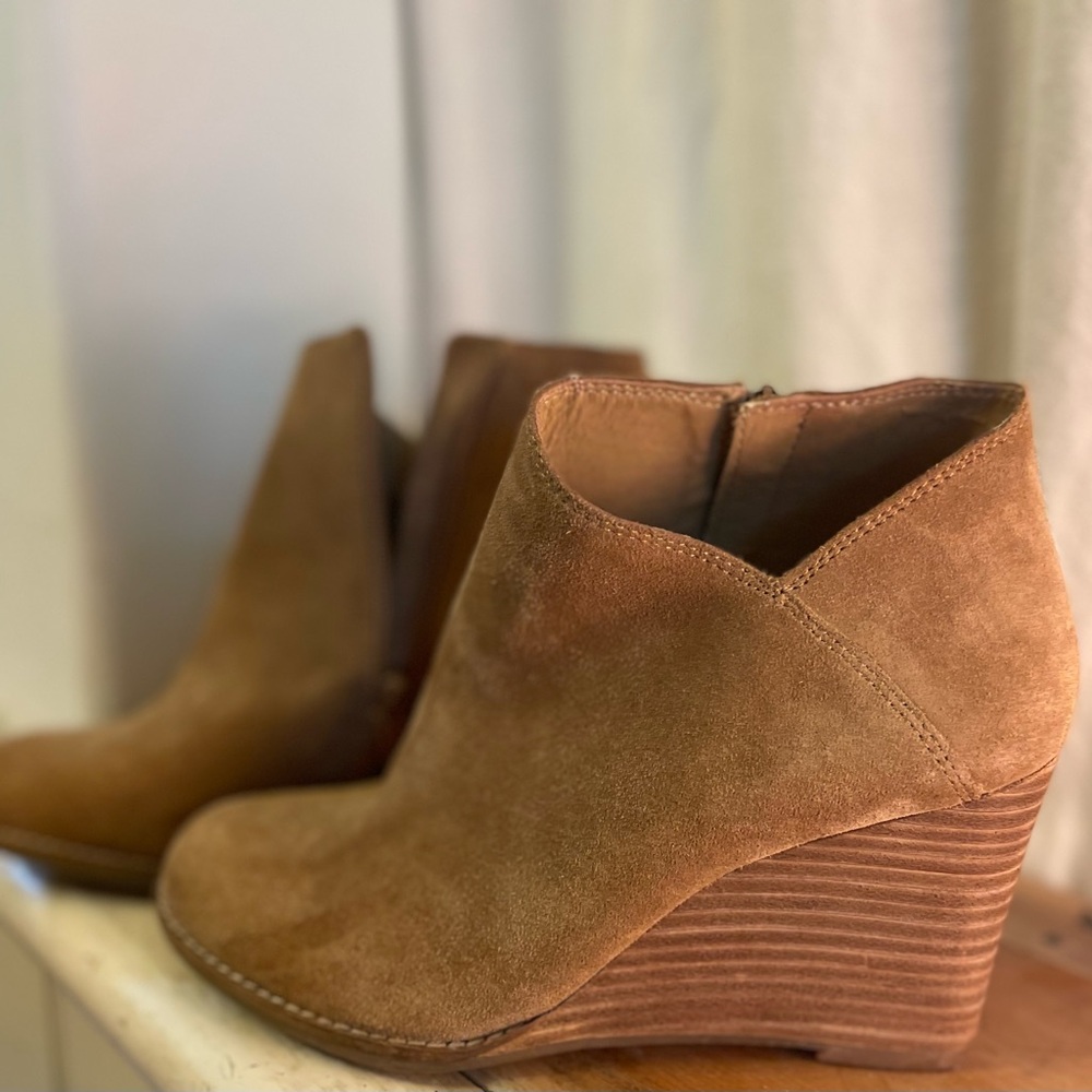 Lucky brand tan wedge booties w sweet details. Size 8.5